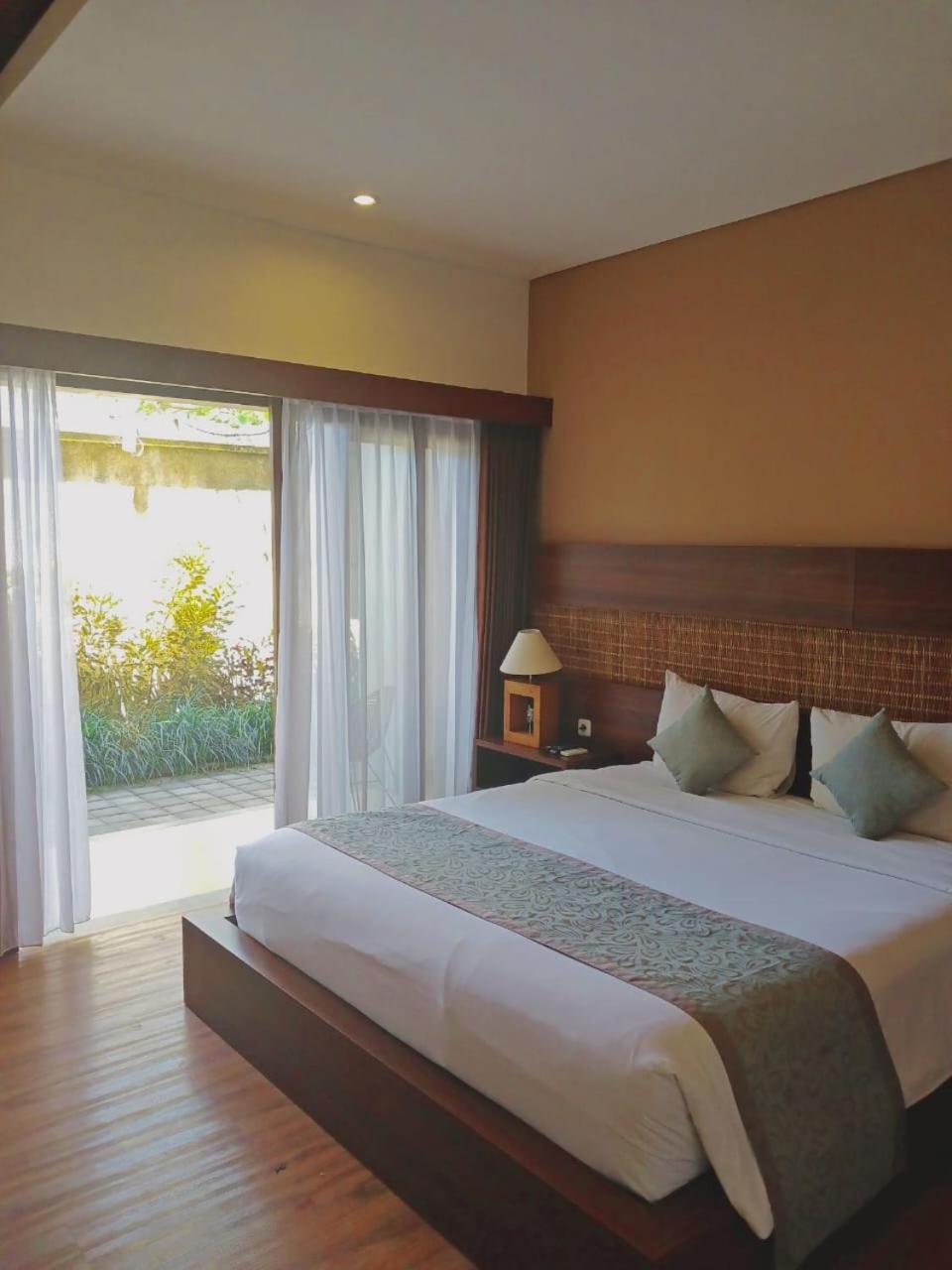 Ratan Uluwatu Hotel And Villas Exterior foto
